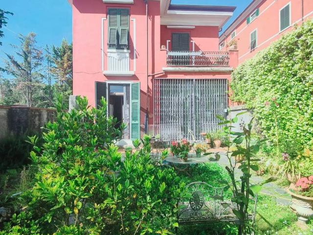 Villa Indipendente in vendita a Carrara, Toscana