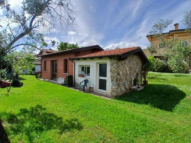 Villa Indipendente in vendita a Carrara, Toscana