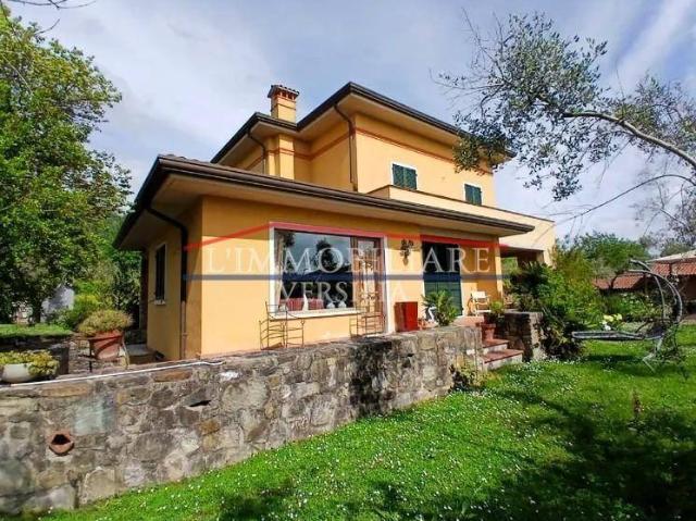 Villa Indipendente in vendita a La Prada, Carrara