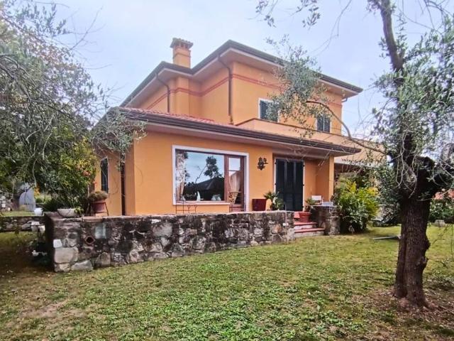 Villa Indipendente in vendita a Carrara, Toscana