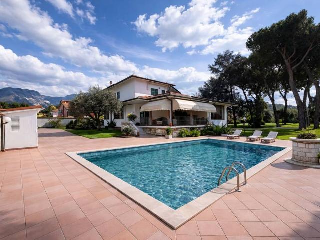 Villa Indipendente in vendita a Sant'Antonio, Carrara