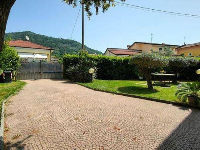 Villa Indipendente in vendita a Carrara, Toscana