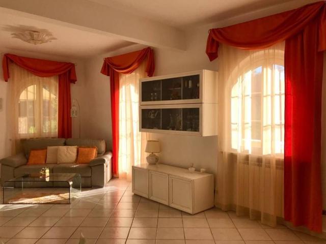 Villa Indipendente in vendita a Carrara, Toscana