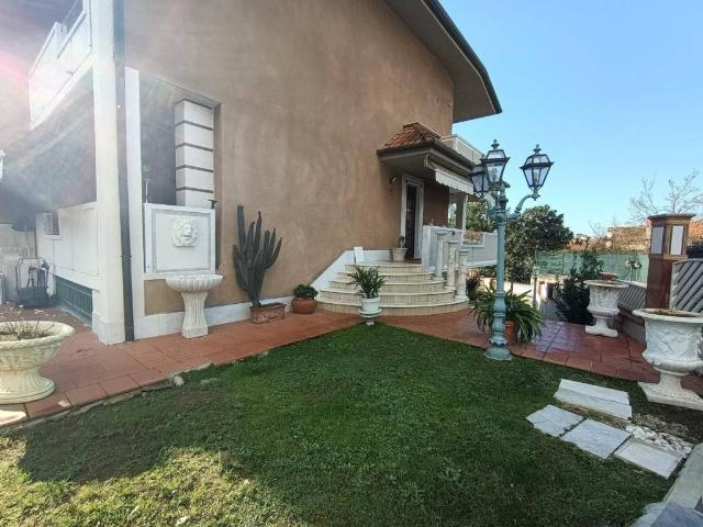 Villa Indipendente in vendita a Bonascola, Carrara
