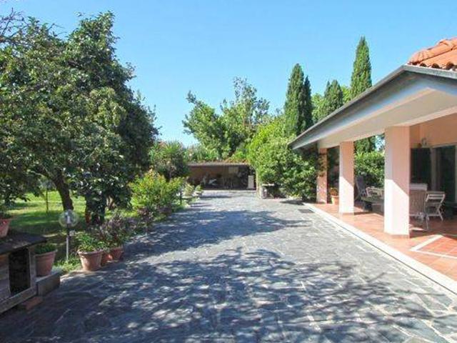 Villa Indipendente in vendita a La Prada, Carrara
