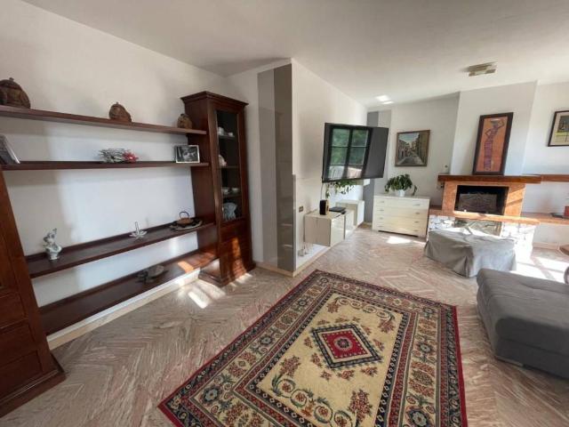 Villa Indipendente in vendita a Carrara, Toscana