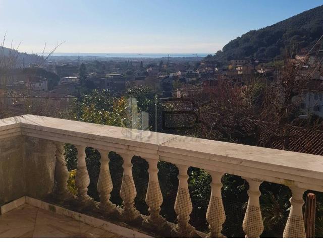 Villa Indipendente in vendita a Carrara, Toscana