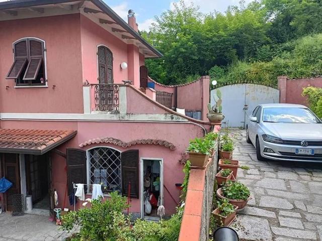 Villa Indipendente in vendita a Fabbrica, Carrara