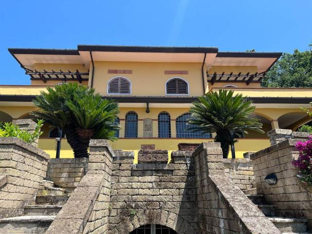 Villa Indipendente in vendita a Carrara, Toscana