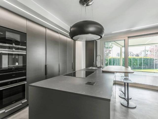 Villa Indipendente in vendita a Carugate, Lombardia