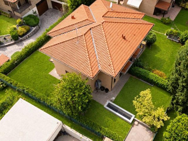 Villa Indipendente in vendita a Carugo, Lombardia