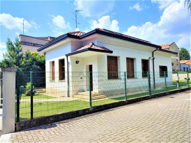 Villa Indipendente in vendita a Carugo, Lombardia