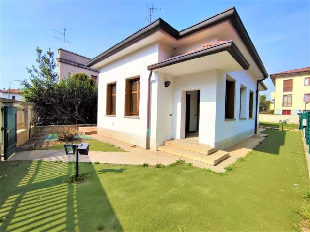 Villa Indipendente in vendita a Carugo, Lombardia
