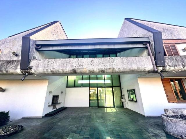 Villa Indipendente in vendita a Cascina Guardia, Carugo