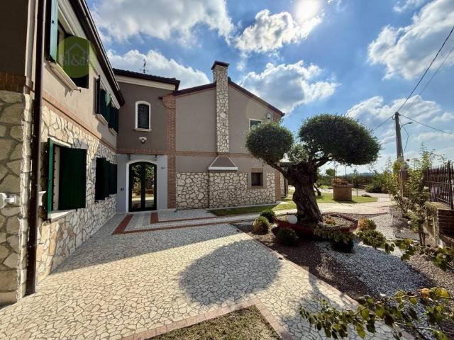 Villa Indipendente in vendita a Casale di Scodosia, Padova