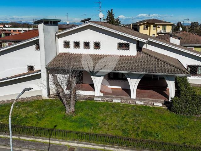 Villa Indipendente in vendita a Casalmaggiore, Lombardia