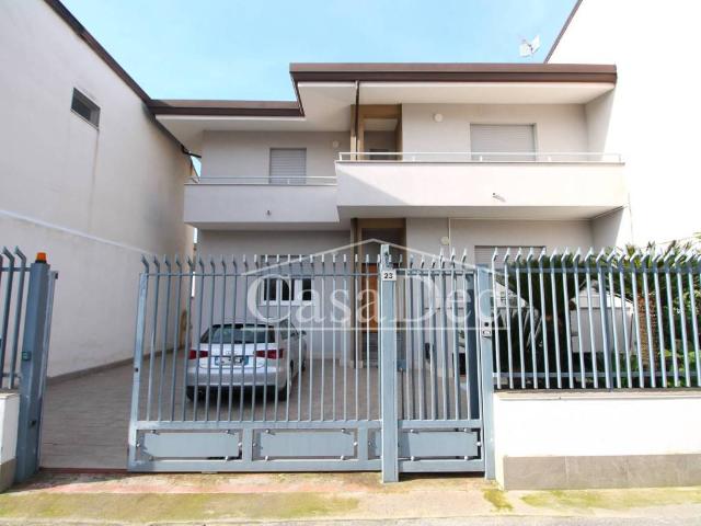 Villa Indipendente in vendita a Casapesenna, Campania