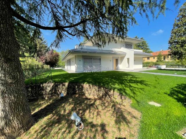Villa Indipendente in vendita a Campofiorenzo, Casatenovo