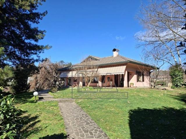 Villa Indipendente in vendita a Casatenovo, Lombardia