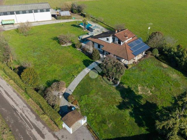 Villa Indipendente in vendita a Casirate D'adda, Lombardia