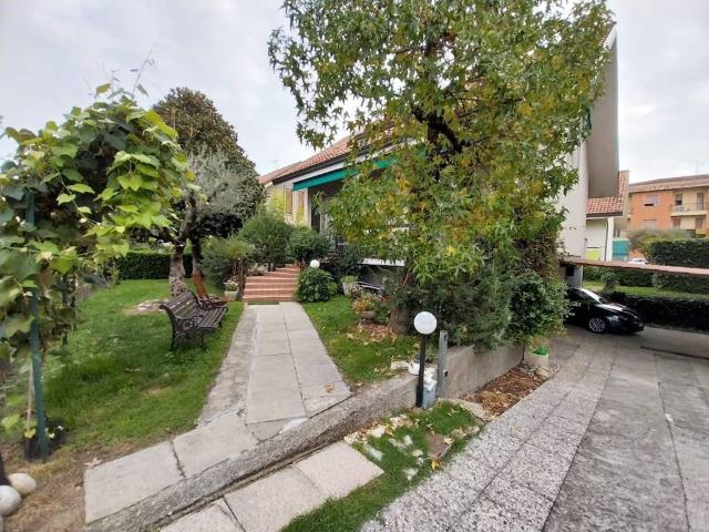 Villa Indipendente in vendita a Casirate d'Adda, Bergamo