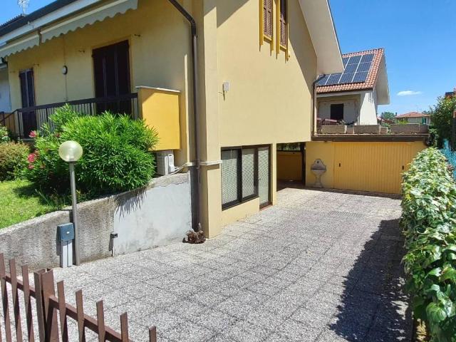 Villa Indipendente in vendita a Casirate D'adda, Lombardia