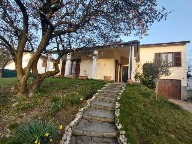 Villa Indipendente in vendita a Casnate con Bernate, Casnate
