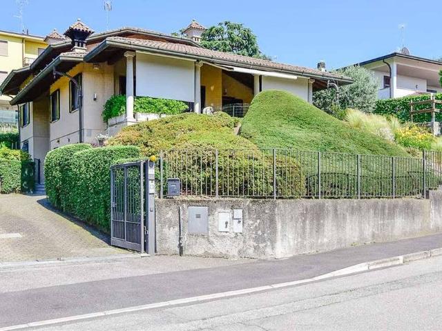 Villa Indipendente in vendita a Bernate, Casnate con Bernate