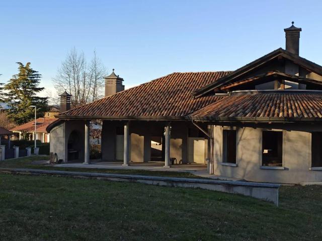 Villa Indipendente in vendita a Casnate con Bernate, Casnate