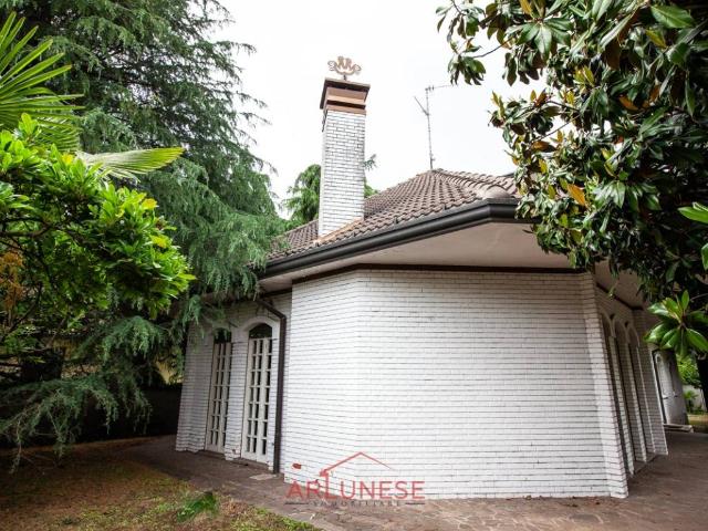 Villa Indipendente in vendita a Casorezzo, Lombardia