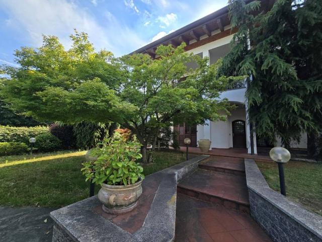 Villa Indipendente in vendita a Casorezzo, Lombardia