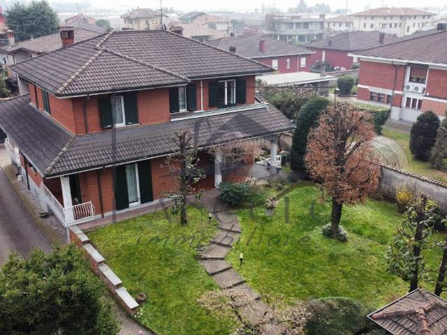 Villa Indipendente in vendita a Casorezzo, Lombardia