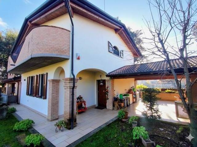 Villa Indipendente in vendita a Cassano D'adda, Lombardia