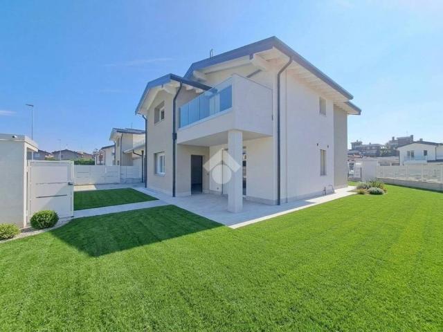 Villa Indipendente in vendita a Cassano d'Adda, Milano