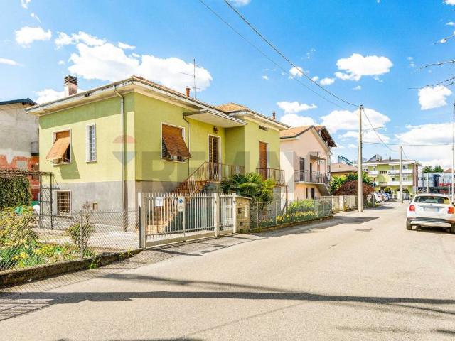 Villa Indipendente in vendita a Cassano Magnago, Lombardia