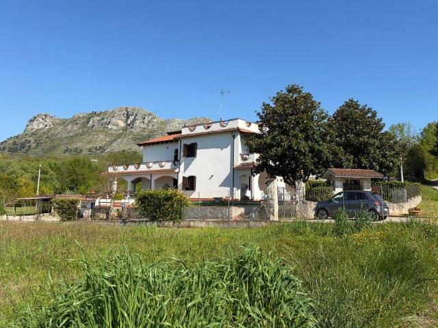 Villa Indipendente in vendita a Mastronardi, Cassino