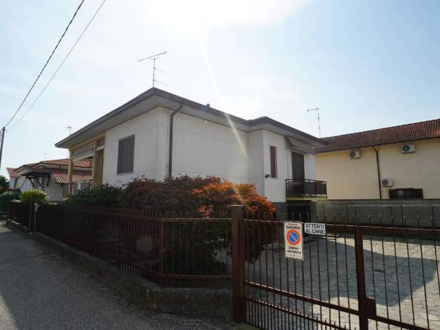 Villa Indipendente in vendita a Cassolnovo, Pavia