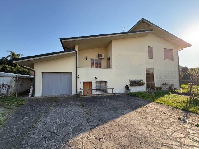 Villa Indipendente in vendita a Castagnaro, Veneto