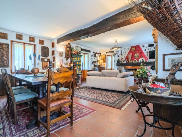 Villa Indipendente in vendita a Castana, Lombardia
