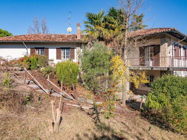 Villa Indipendente in vendita a Castana, Lombardia