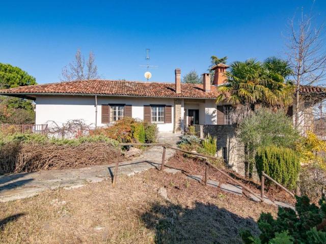 Villa Indipendente in vendita a Castana, Lombardia