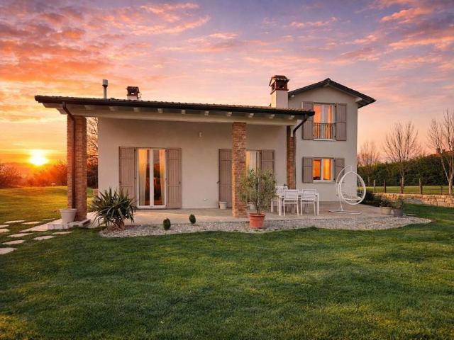 Villa Indipendente in vendita a Castana, Lombardia
