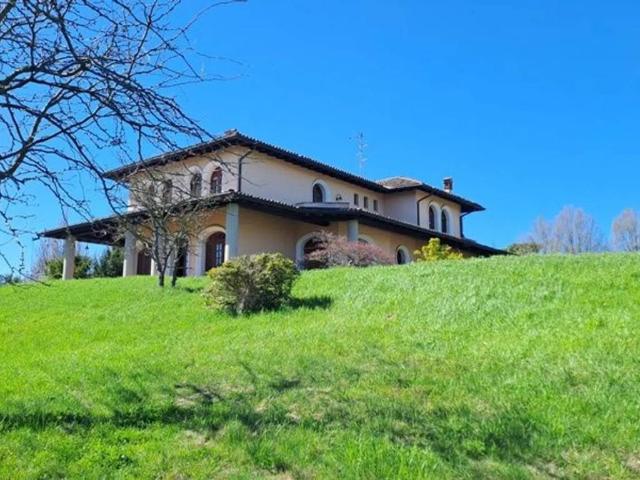 Villa Indipendente in vendita a Castana, Lombardia