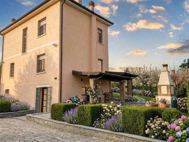 Villa Indipendente in vendita a Castana, Lombardia