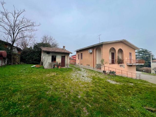 Villa Indipendente in vendita a Castana, Lombardia