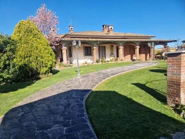 Villa Indipendente in vendita a Casteggio, Lombardia