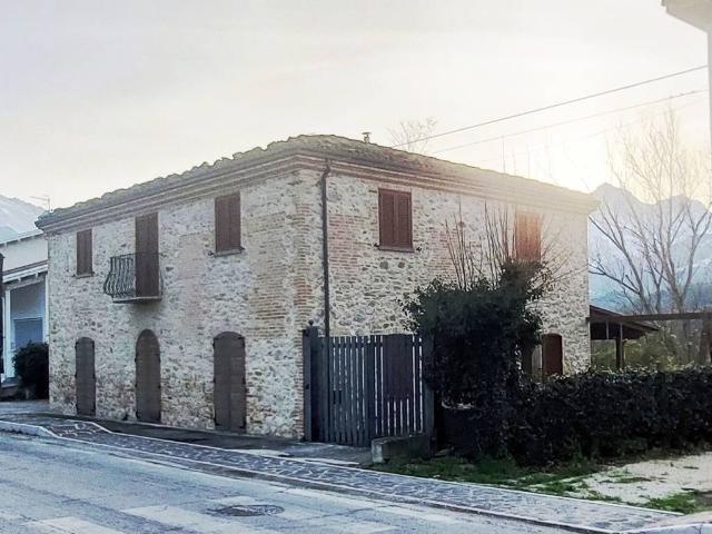 Villa Indipendente in vendita a Castel Castagna, Abruzzo