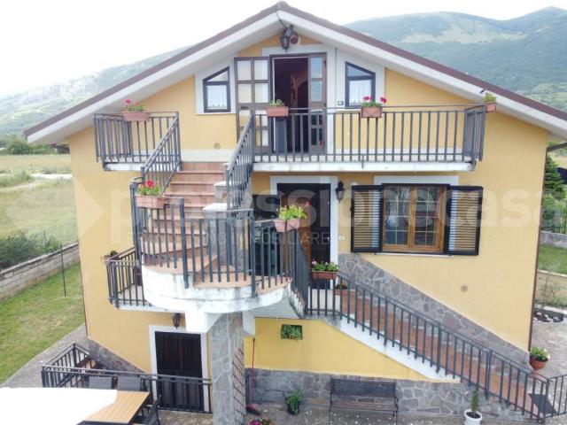 Villa Indipendente in vendita a Castel Di Sangro, Abruzzo