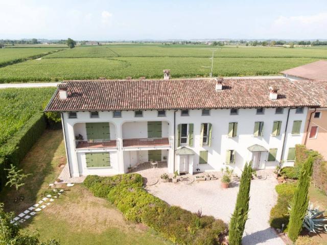 Villa Indipendente in vendita a Castel Goffredo, Lombardia