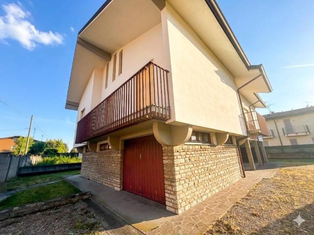 Villa Indipendente in vendita a Castel Rozzone, Lombardia